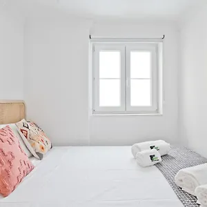 https://alfama-1-apartment.hotels-lisbon-portugal.com